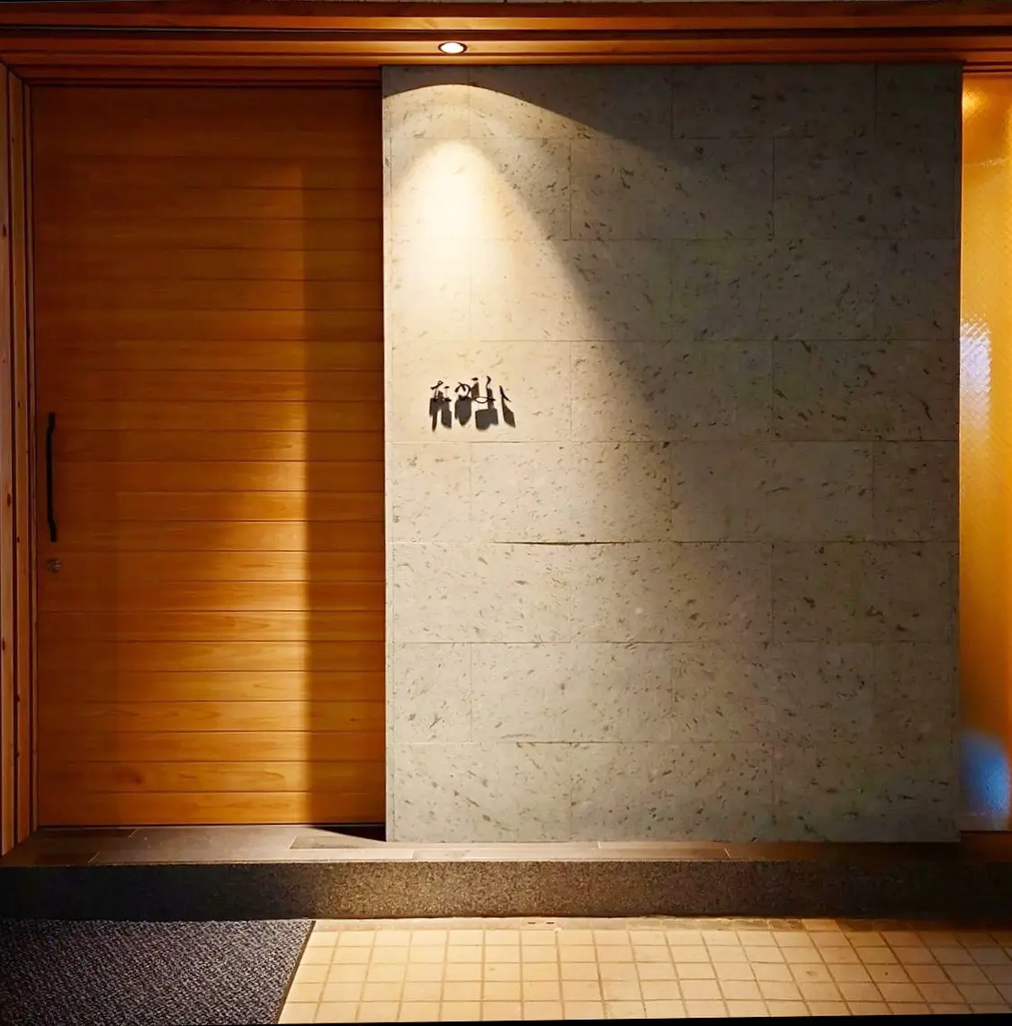 灯りに照らされた店の入口