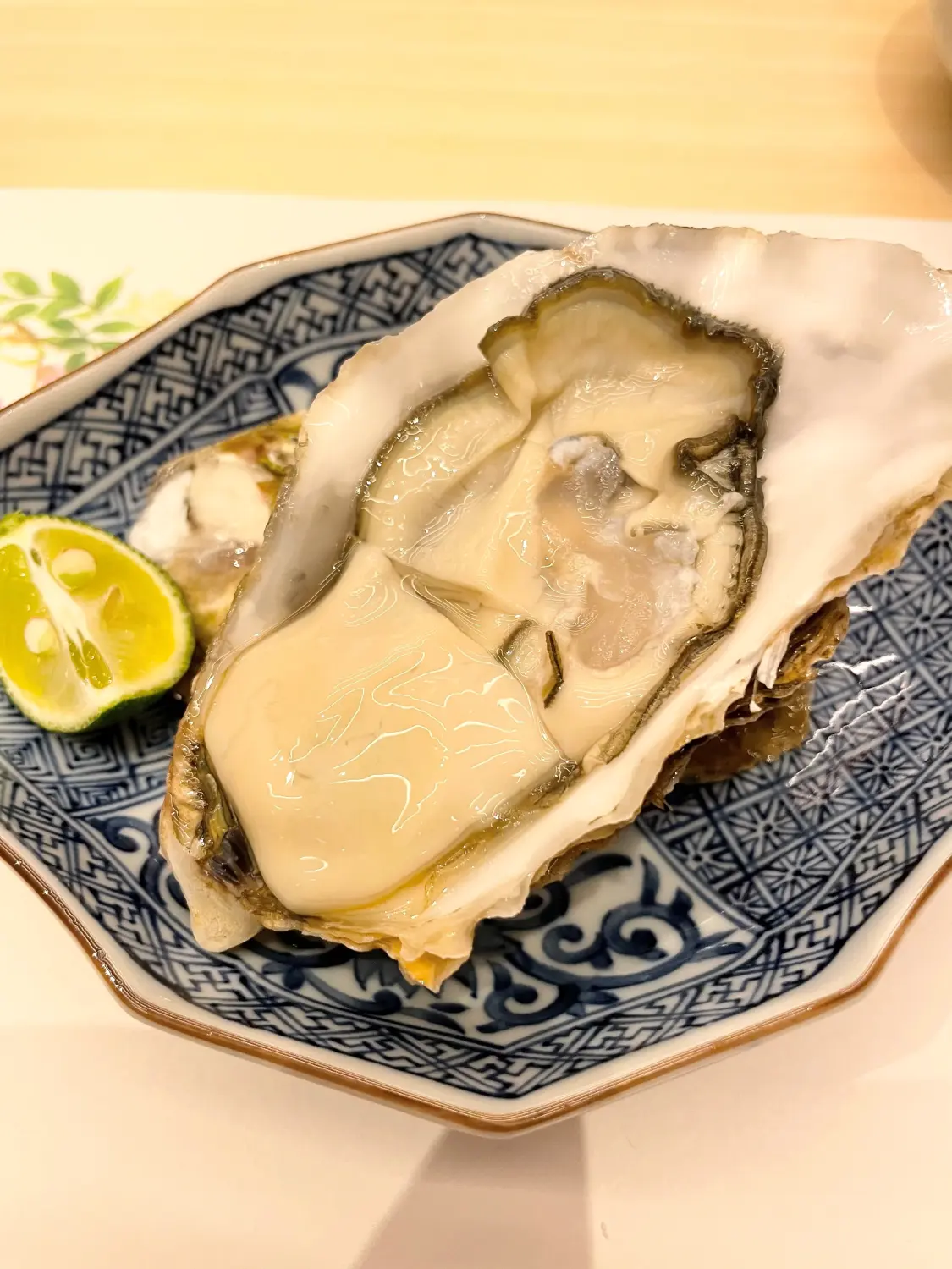 すだちを添えた殻付きの牡蠣