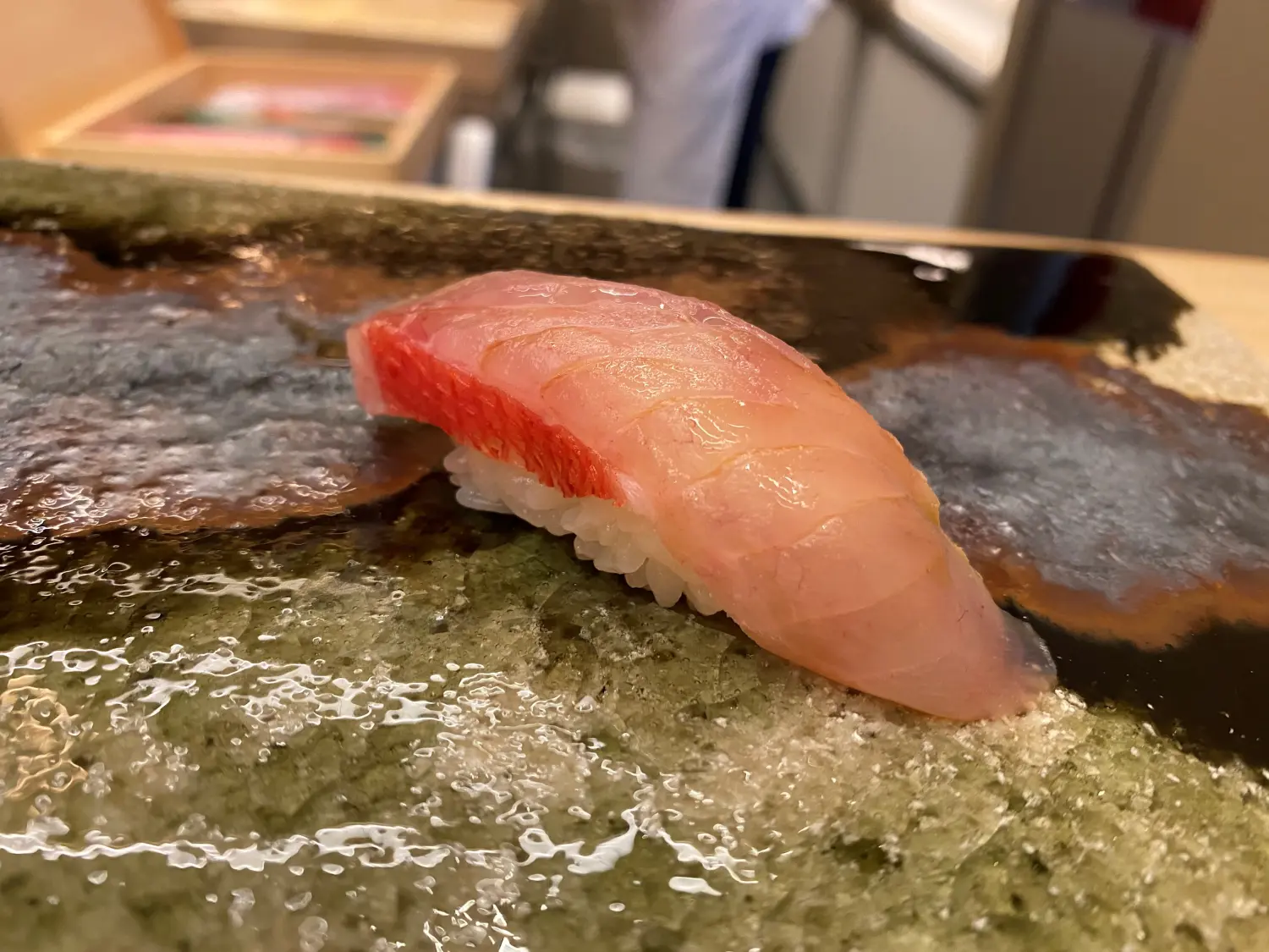 石の器に置かれた中トロの握り