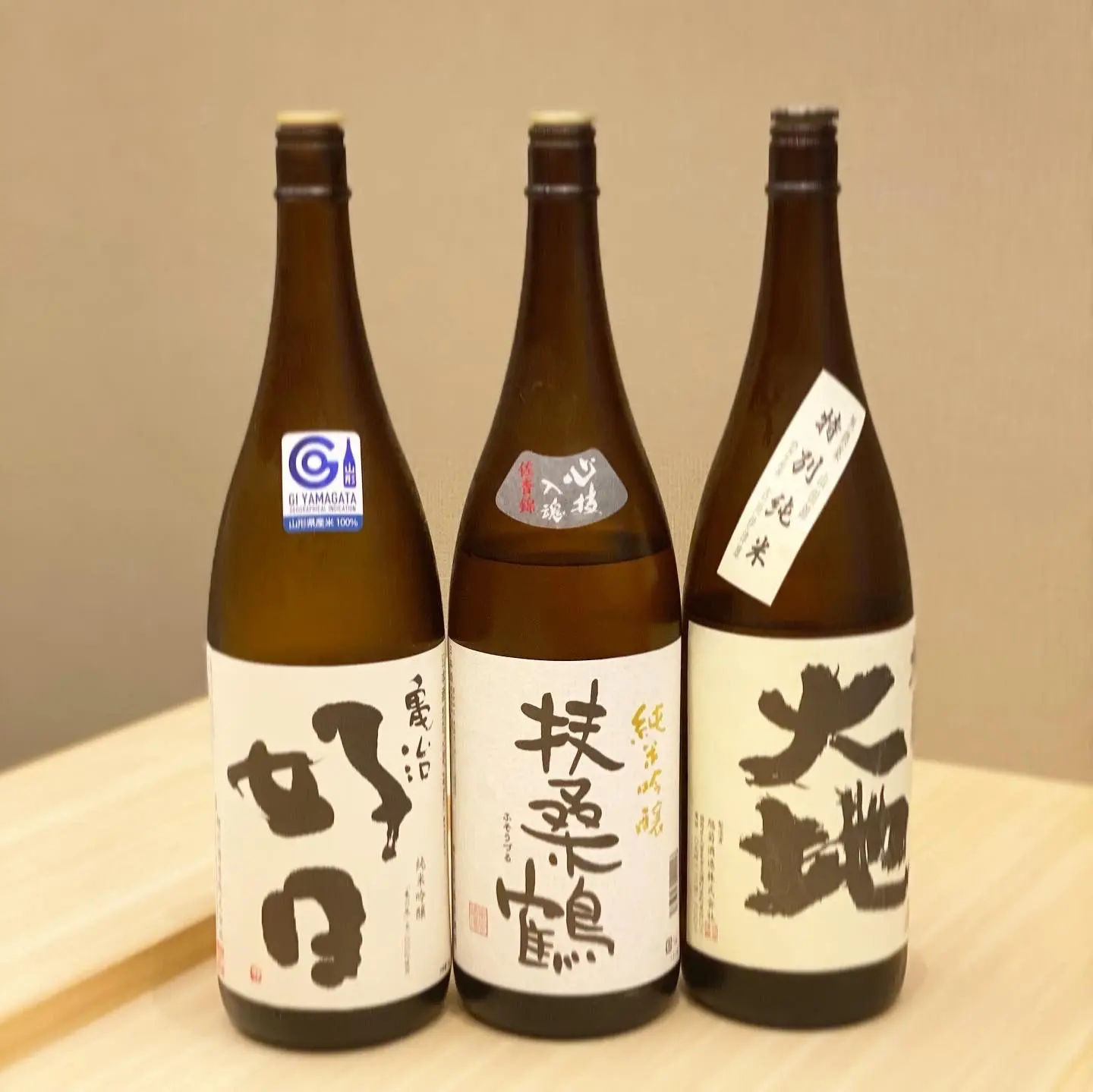 冷蔵庫から出した純米酒の瓶