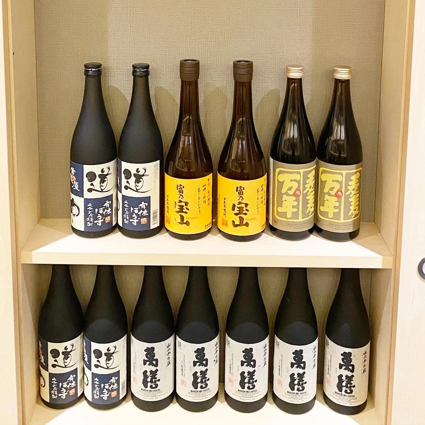 棚に並ぶ日本酒の一升瓶