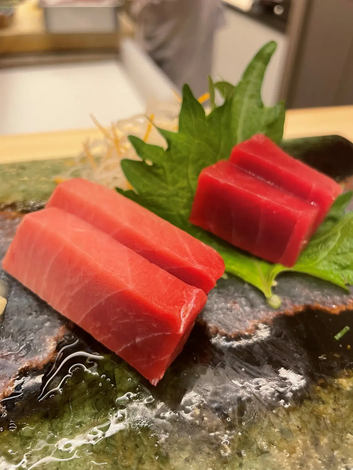 石の器に盛られたマグロの赤身