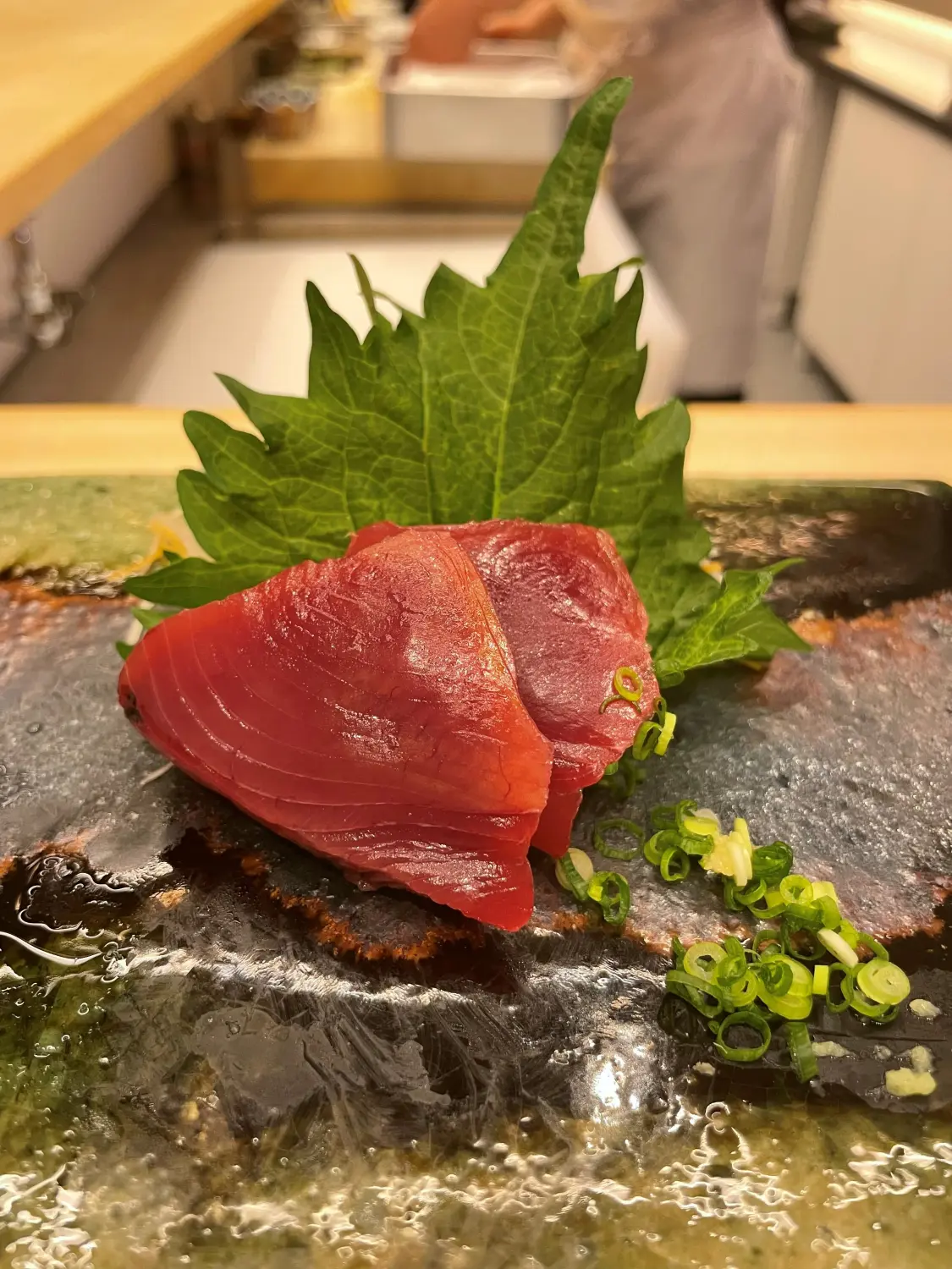 大葉を添えた中トロの刺身