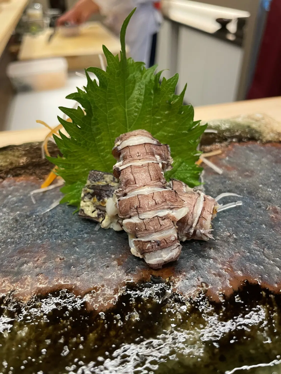 大葉を敷いたシャコの一品