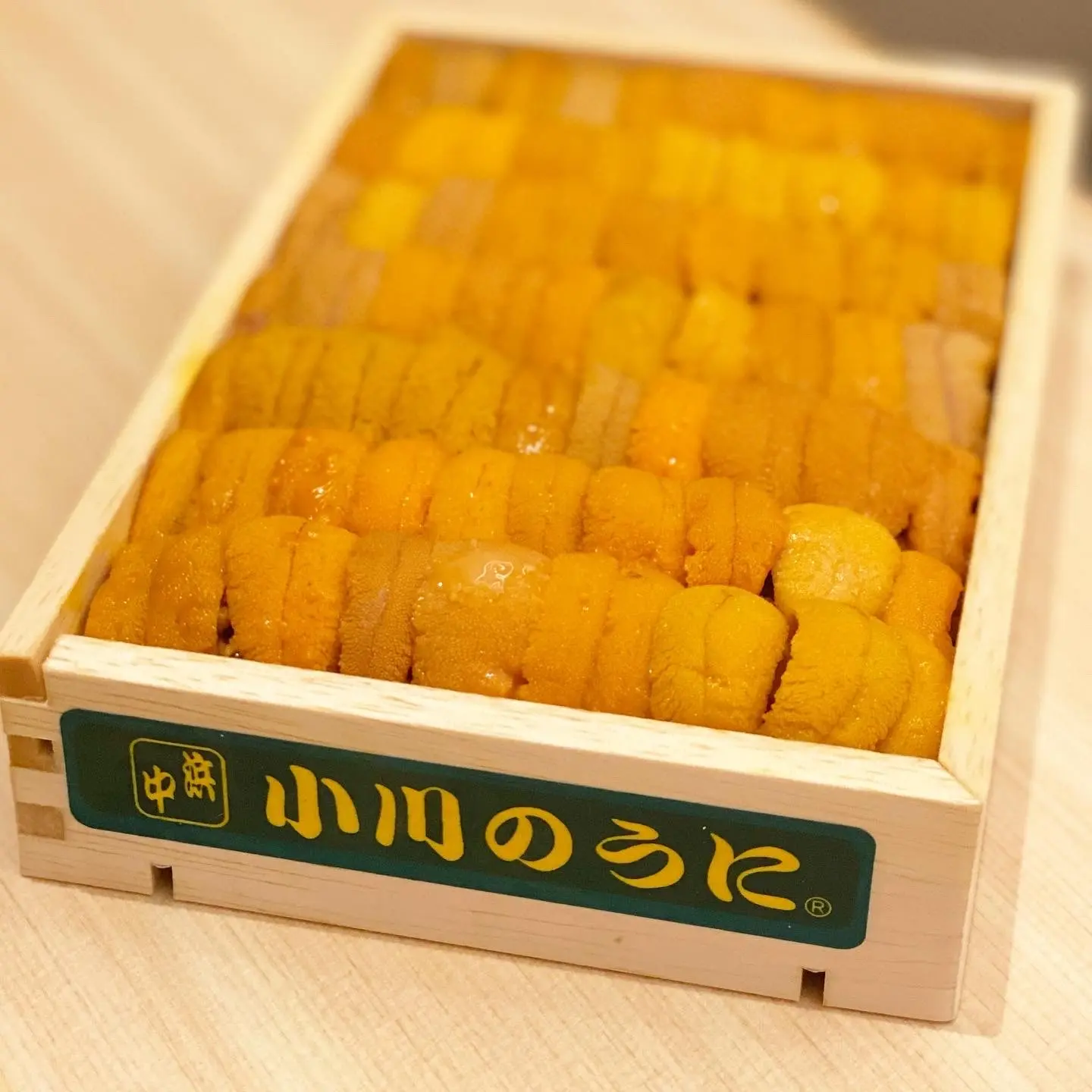 木箱に詰められた生うに